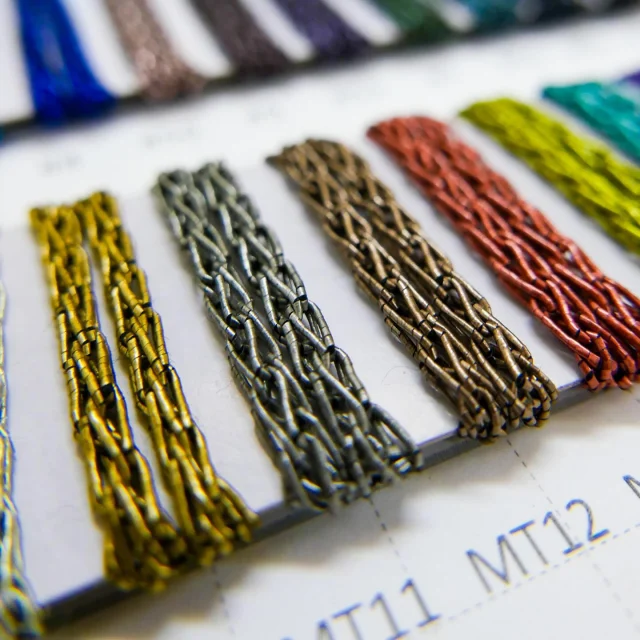 METALLIC CHAINは、鎖のような外観からは想像できないほど柔らかい、手編みや装飾用途に最適！アイデア💡次第で多彩なアレンジが可能です。
全40色のカラーバリエーションは、いずれも1ボビンから出荷出来ます。

METALLIC CHAIN is a uniquely soft yarn that defies its chain-like appearance, making it ideal for hand-knitting and decorative applications.
Its versatility allows for a wide range of creative uses.
Available in 40 colors, each shade can be shipped from just one bobbin.

#mettalicyarn #lamé #lamèyarns