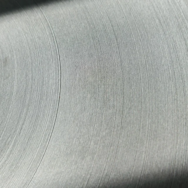 Instead of the polyester film commonly used in metallic yarns, ABIGAIL adopts a coil-shaped construction using nylon film.

Inside the yarn, ABIGAIL also uses traditional Japanese washi paper.
The washi is placed on the back of the nylon film, so it cannot be seen from the outside.

The paper keeps the metallic film in place and makes the yarn soft and flexible.

ABIGAILは、通常ラメ糸に用いられることが多いポリエステルラメフィルムの代わりに、ナイロンラメフィルムを用いたコイル状構造を採用しています。

糸の内部には、日本の伝統的な和紙も使用していますが、和紙はナイロンフィルムの裏側に配置されているため、表面から見ても、その存在は分かりません。

この紙がラメフィルムのズレを防ぎ、糸に柔らかく、しなやかな風合いを与えています。

#kyototex #kyototexyarn #kyototexabigail